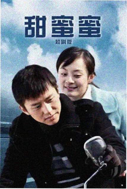 老式随声听与磁带摆放在木桌上
